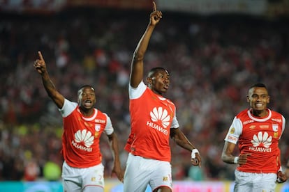 Jugadores de Santa Fe celebran el gol que les da la Liga Águila de Colombia.