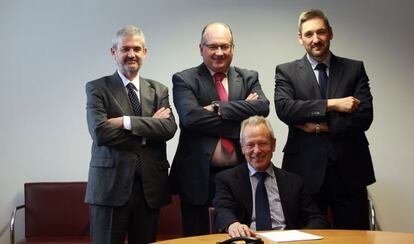 Bltrán Rubio, directivo de Ogi; Vicente Lafora y Francisco Paños, de la ingeniería Tría, y José Pozo, de Azvi. / Pablo Monge