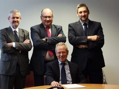 Bltr&aacute;n Rubio, directivo de Ogi; Vicente Lafora y Francisco Pa&ntilde;os, de la ingenier&iacute;a Tr&iacute;a, y Jos&eacute; Pozo, de Azvi. / Pablo Monge