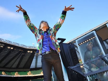 Um dos últimos shows dos Rolling Stones. Mick Jagger agita milhares de fã que lotam o Twickenham Stadium de Londres. Foi em 19 de junho de 2018.