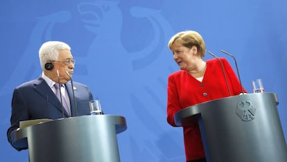 Angela Merkel y Mahmud Abbas, este jueves en Berlín.
