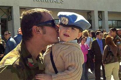 Un infante de marina besa a su hijo tras llegar ayer al aeropuerto de Jerez procedente de Haití.