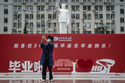 Un estudiante se tome un selfi frente a la Universidad de Ciencia y Tecnología de Huazhong en Wuhan (China).