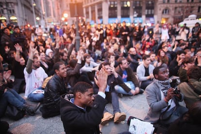 Manifestantes de 'Occupy Wall Street' se reagrupan en Foley Square tras haber sido desalojados del parque Zuccotti.