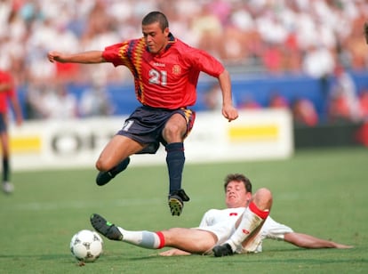 La camiseta utilizada en este mundial rompe con la sobriedad de las equipaciones anteriores al incorporar filas de rombos de varios colores tanto en la camiseta como en el pantalón. Adidas ha seguido el mismo patrón en la nueva equipación que la selección nacional llevará en el próximo Mundial que se celebrará en Rusia. En la imagen, el exjugador del Real Madrid y Barcelona, Luis Enrique, le gana la posición al defensa suizo Christophe Ohrel. España, esta vez, se quedó a las puertas de acceder a las semifinales.