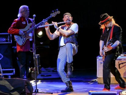 Jethro Tull, con Ian Anderson en el centro, ayer en el Circo Price.