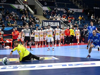 Igor Soroka falla el siete metros ante Pérez de Vargas con el tiempo cumplido.