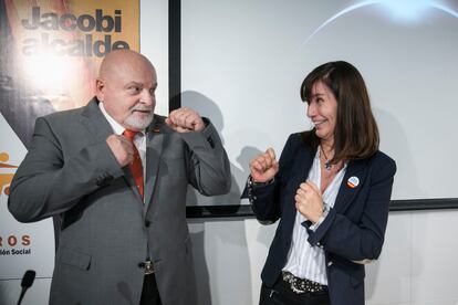 Karl Jacobi en la presentación de su candidatura para las elecciones municipales de mayo de 2019 de Barcelona, acompañado de Victoria Álvarez.