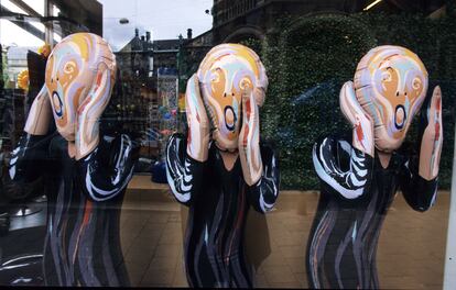 Figuras de 'El grito' de Edvard Munch en una tienda de recuerdos en Ámsterdam.
