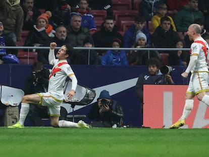 Camello celebra uno de sus goles al Getafe, este martes, seguido de Isis.