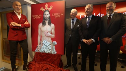 Salustiano García, a la izquierda, presenta su cartel de la Semana Santa de Sevilla junto a miembros del Consejo de Hermandades y Cofradías y el alcalde de la localidad.