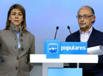 María Dolores de Cospedal y Cristóbal Montoro, en rueda de prensa en la sede del PP.