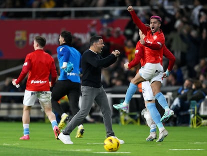 Míchel celebra la victoria del Girona ante el FC Barcelona.