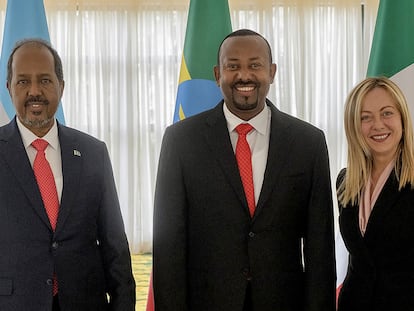 La primera ministra italiana, Giorgia Meloni, junto al presidente de Somalia, Hassan Sheikh Mohamud, y al primer ministro de Etiopía, Abiy Ahmed, el sábado 15 de abril en Addis Abeba (Etiopía).