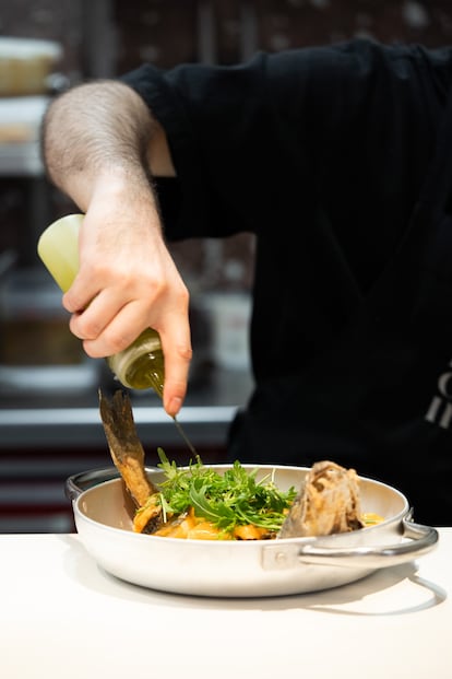 Elaboración de la lubina frita de estero con gazpacho japonés del restaurante La Cosmo.  