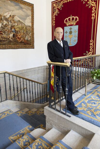 Gerado Fernández Albor, en la escalera del Pazo de Raxoi.