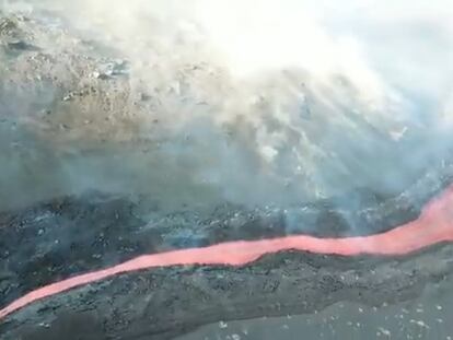 Vídeo | Un nuevo río de lava desciende desde el cráter del volcán de La Palma