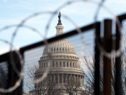 El Capitolio protegido por una valla y alambre, este martes en Washington.