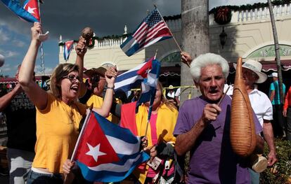 Un grupo de personas celebra el fallecimiento de Castro en la pequeña Habana, en Miami.