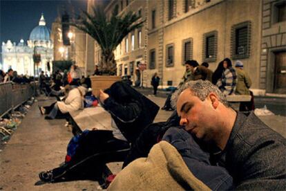 Miles de personas han pasado la noche en la calle a la espera de entrar en la Basílica de San Pedro.