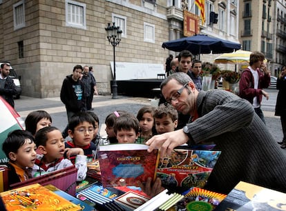 Un grupo de niños visita una de las paradas de la Plaza Sant Jaume.