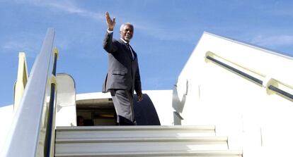 Annan saluda antes abandonar Etiopía en avión rumbo Jartum, en 2005.