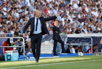 Zidane da instrucciones durante el partido.
