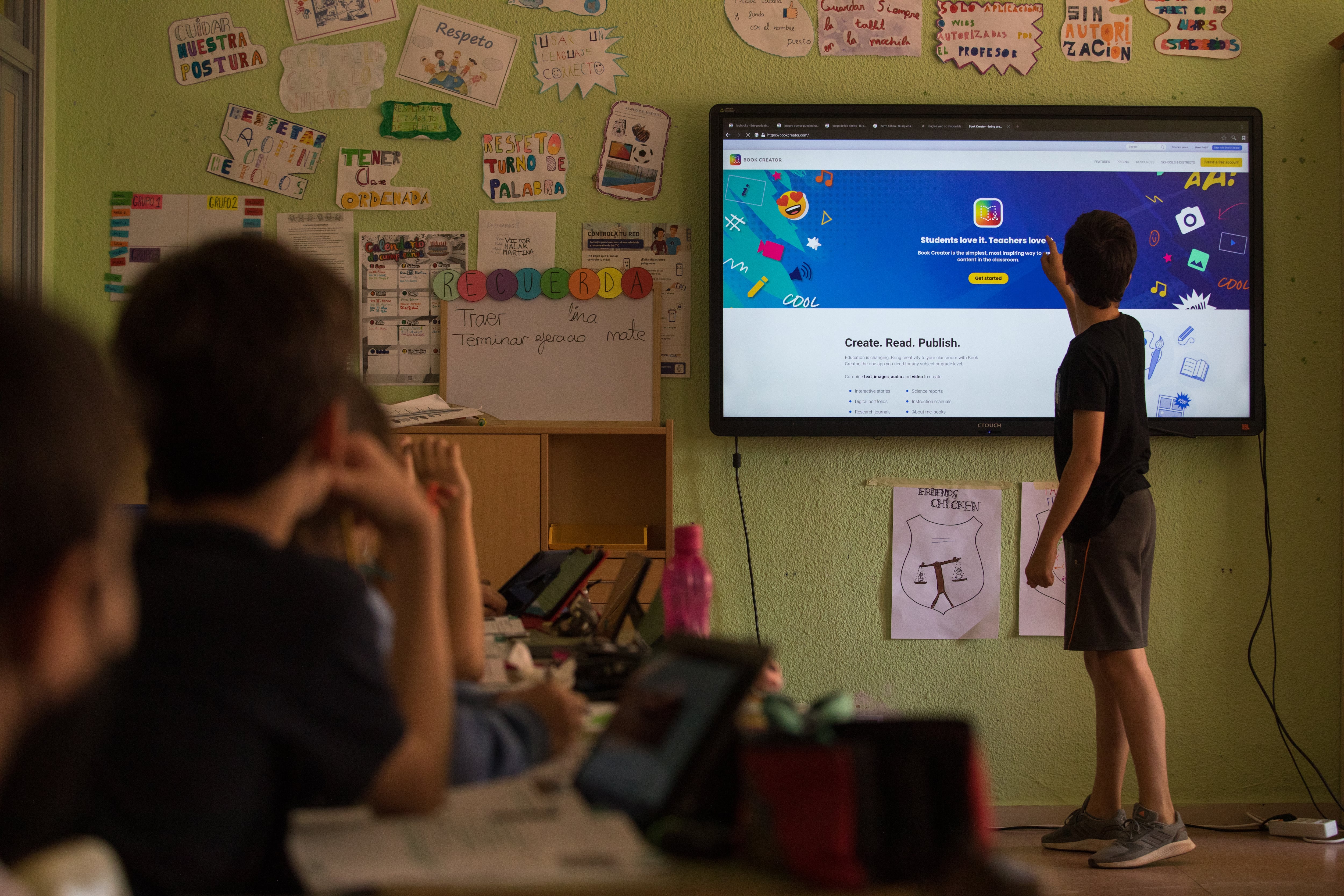 Los riesgos del mal uso de Youtube en las aulas alertan a padres y expertos: “El cole no es para ver dibujos”