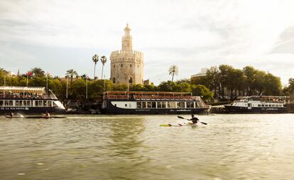 Marcus Cooper entrena en el Guadalquivir, con la Torre del Oro de Sevilla al fondo.