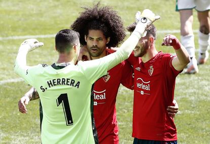 Herrera, Aridane y David Garcia celebran la victoria ante el Elche al finalizar el partido disputado este domingo en el Estadio de El Sadar.