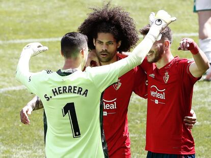 Herrera, Aridane y David Garcia celebran la victoria ante el Elche al finalizar el partido disputado este domingo en el Estadio de El Sadar.