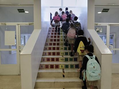 Niños subiendo escaleras del Colegio Privado Alameda de Osuna en el primer día del curso escolar 2020-2021, en Madrid (España).