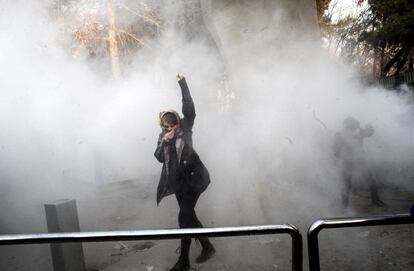 Estudiantes iraníes se enfrentan a la policía antidisturbios durante las protestas contra el Gobierno el 30 de diciembre en Teherán.