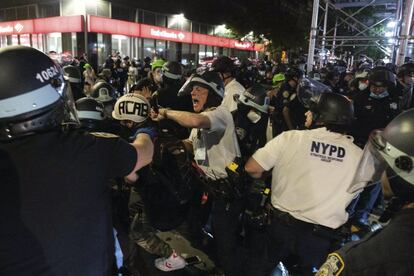 Agentes de la Policía de Nueva York intentan arrestar a varios manifestantes.