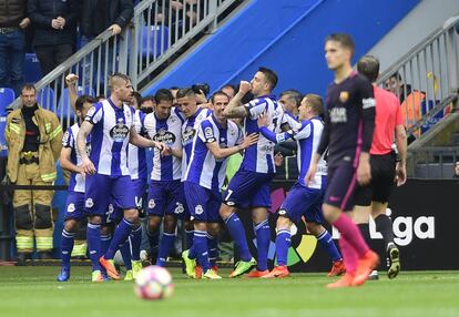 Joselu celebra el gol con sus compañeros en el partido de Liga frente al Barcelona.