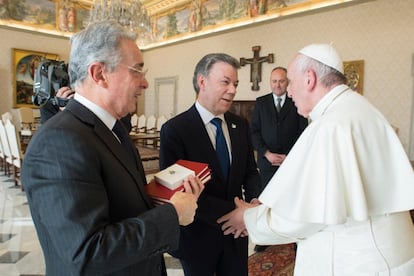 El presidente colombiano Juan Manuel Santos (en el centro) y el expresidente Álvaro Uribe con el Papa durante una reunión en enero de 2016, cuando el país latinoamericano debatía sobre el proceso de paz.