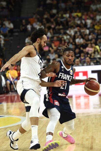 El francés Andrew Albicy (a la derecha) protege la pelota frente a Derrick White, durante la semifinal del Mundial.