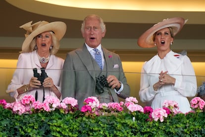 Los reyes Camila y Carlos III, junto a Sofía de Edimburgo, en el segundo día de carreras de Royal Ascot, el 21 de junio de 2023.