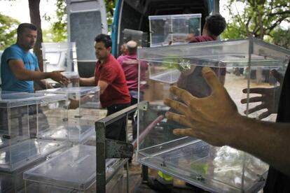 Preparación de las urnas para unas elecciones recientes.