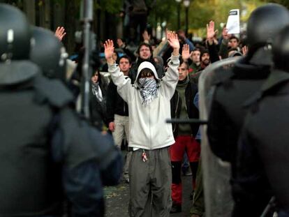 Duro enfretamiento entre grupos antifascistas y antidisturbios