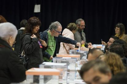 Ciudadanos votando en el centro cívico Sortidor, en el barrio de Poble Sec (Barcelona).