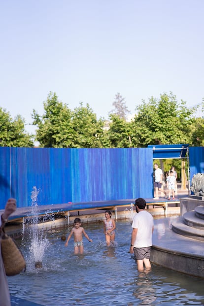 Monumental Splash. La fuente de espartero convertida en piscina por el estudio madrileño Salazar, Sequero, Medina.