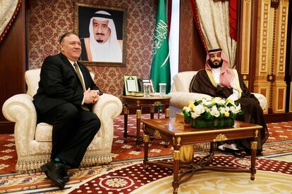 Sentado bajo un retrato del monarca saudí, el secretario de Estado de los EE.UU, Mike Pompeo (a la izquierda), se reúne con el príncipe heredero de Arabia Saudita Mohammed bin Salman en el Palacio Al Salam, en el puerto de Jeddah. Pompeo llegó este lunes a Arabia Saudita en medio de las tensiones en la zona del Golfo Pérsico por la escalada en el enfrentamiento con Irán.