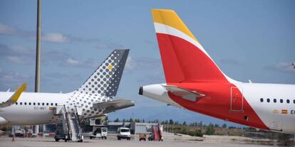 Las colas de un avión de Vueling y otro de Iberia.