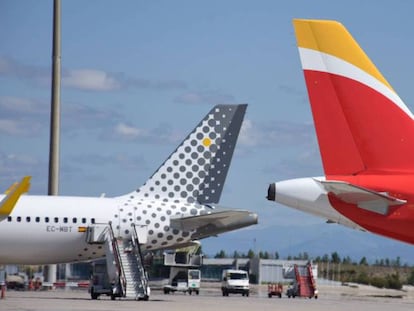 Las colas de un avión de Vueling y otro de Iberia.