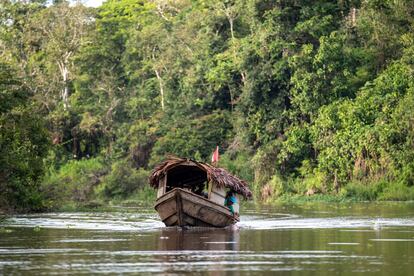 Una barca surca el río Amazonas a su paso por Perú.