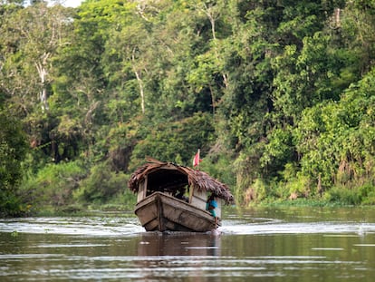 Una barca surca el río Amazonas a su paso por Perú.