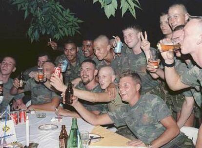 Varios <i>cascos azules</i> holandeses, que habían sido apresados por los serbobosnios, festejan su liberación.