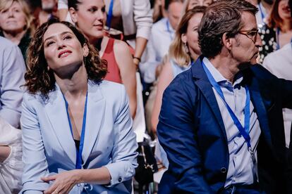 La nueva presidenta del PP de Madrid y presidenta de la Comunidad de Madrid, Isabel Díaz Ayuso, y el presidente del PP nacional, Alberto Núñez Feijóo, 
durante la clausura del  XVII Congreso del Partido Popular de Madrid, en Feria de Madrid IFEMA, a 21 de mayo de 2022, en Madrid, (España).Carlos Luján / Europa Press
21/05/2022