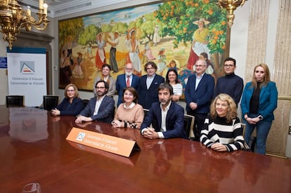 De izquierda a derecha, de abajo a arriba: Esther Algarra, secretaria general de la Universidad Alicante; Aurelio López-Tarruella, director de la cátedra; Amparo Navarro, rectora de la Universidad de Alicante; Jose Luis Zimmermann, head of public policy Spain & Portugal de Meta; Susana Navas Navarro, catedrática de Derecho Civil de la Universidad de Barcelona; Juan Antonio Moreno, catedrático de Derecho Civil de la Universidad de Alicante; Manuel Desantes Real, presidente del comité científico y catedrático de Derecho Internacional de la Universidad de Alicante; Paul P. Polanski, profesor de Derecho de la Universidad Kozminiski de Polonia; Idoia Salazar, presidenta de ODISEIA (Observatorio del Impacto Social y Ético de la Inteligencia Artificial); Luis Ignacio Vicente, consejero estratégico de Pons IP; Julián López Richart, profesor Derecho Civil Universidad de Alicante; y Teresa Rodríguez de Las Heras, profesora titular de Derecho Mercantil Universidad de Alicante